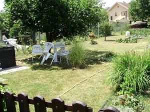 une cour avec une table, des chaises et une clôture dans l'établissement Twin Room Knezevi Vinogradi 15024d, à Kneževi Vinogradi