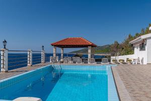 Bazén v ubytování Family-friendly apartments with swimming pool Zavalatica, Korcula - 183 nebo v jeho okolí