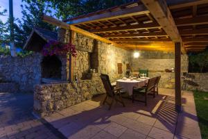 En terrasse eller udendørsområde på Family friendly apartments with a swimming pool Podstrana, Split - 15040