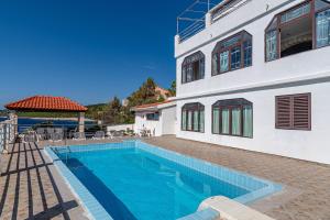 Bazén v ubytování Apartment Zavalatica 183e nebo v jeho okolí