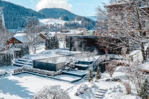 un patio cubierto de nieve con escaleras y un edificio en DER MESNERWIRT - 4 Superior - Meraner Land, en Avelengo 82 fotos más