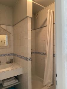 ein Badezimmer mit Badewanne, Waschbecken und Dusche in der Unterkunft Au Bord De L'océan Vue Mer in Saint-Gilles-Croix-de-Vie