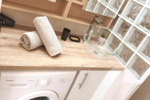 Una encimera de cocina con una lavadora en una cocina. en Bright apartment, 3 bedrooms, en Valence