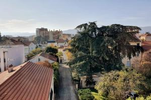 vistas a la ciudad desde el techo de una casa en Bright apartment, 3 bedrooms, en Valence