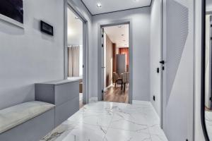 Отличный вариант рядом с Новым вокзалом في أستانا: ممر به جدران بيضاء وأرضية من الرخام +صورتان