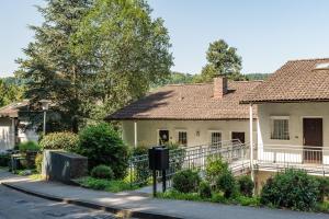 ein Haus an der Seite einer Straße in der Unterkunft 1-Zimmerapartment Am Hochwald in Bad Liebenzell