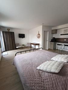 Postel nebo postele na pokoji v ubytování Bois de rose