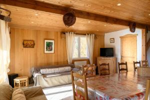 ein Wohnzimmer mit Tisch und ein Esszimmer in der Unterkunft Gîte À L'ancienne Boulangerie in Elsenheim