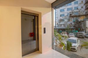 una puerta a un edificio con vistas a la calle en Hotel Hiltane Opposite VR Punjab Mall Airport Road Mohali Chandigarh, en Kharar