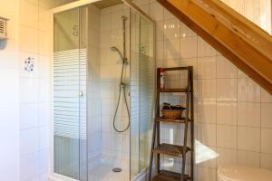 eine Dusche mit Glastür im Badezimmer in der Unterkunft Gîte À L'ancienne Boulangerie in Elsenheim + 26 Fotos