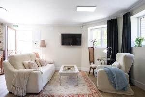 ein Wohnzimmer mit Sofa und Tisch in der Unterkunft La Casa de Ethel en norte de España VV-2427-AS in Cangas de Onís