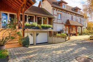 ein Haus mit einer Auffahrt davor in der Unterkunft Gîte À L'ancienne Boulangerie in Elsenheim