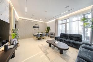 沙迦2BR Apartment in Al Zahia Sharjah- Attached to CityCenter的客厅里有一张沙发和一张桌子。