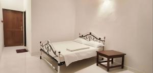 Postel nebo postele na pokoji v ubytování Jove Knight Residency