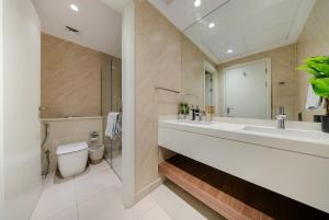 沙迦2BR Apartment in Al Zahia Sharjah- Attached to CityCenter的一间带大水槽和卫生间的浴室