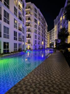 een zwembad in het midden van een gebouw 's nachts bij Olympus City Garden Condo Pattaya High Floor 8F in Ban Nong Chaeng