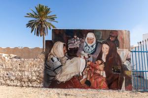 Djerbaにあるtrip to djerbaの壁の横に描かれた家族の絵 +9枚の写真