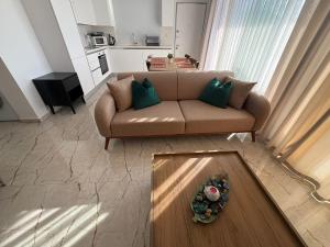una sala de estar con un sofá y una mesa en Poseidon North Ciprus, Tatlisu, 
