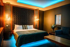 Postel nebo postele na pokoji v ubytování Riverside Park Hotel + 63 fotografií