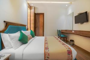 アムリトサルにあるHotel Amrit viewのベッドとテレビがあるホテルの部屋