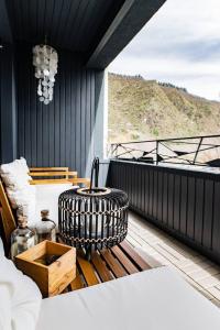 科赫姆Schöne Wohnung mit großer Terrasse und Moselblick的阳台上放着一张桌子和一个水槽。