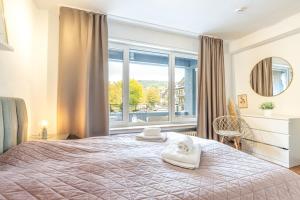 科赫姆Schöne Wohnung mit großer Terrasse und Moselblick的一间卧室，配有一张大床和一扇大窗户。