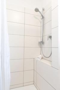 科赫姆Schöne Wohnung mit großer Terrasse und Moselblick的带玻璃门淋浴间的浴室 更多39张照片