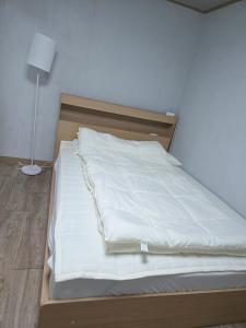 Ένα ή περισσότερα κρεβάτια σε δωμάτιο στο 홍대입구 원룸 +5 φωτογραφίες