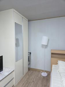 Ένα ή περισσότερα κρεβάτια σε δωμάτιο στο 홍대입구 원룸