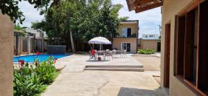 Bazén v ubytování Comfort Inn Guest House nebo v jeho okolí + 23 fotografií