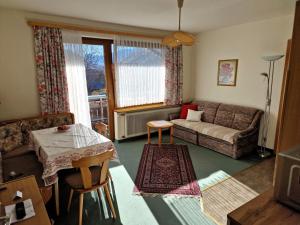 a living room with a couch and a table at Gästehaus Truskaller in Mallnitz