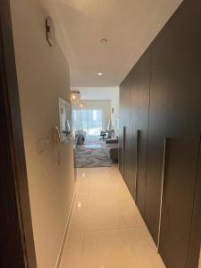 - un couloir menant à un salon dans l'établissement Convenient studio in the centre of Dubai, à Dubaï