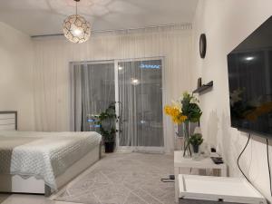 - une chambre avec un lit, une fenêtre et une télévision dans l'établissement Convenient studio in the centre of Dubai, à Dubaï 6 autres photos