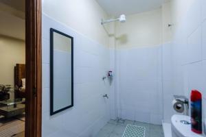 un baño con espejo y lavabo en Rustic Studio with free WI-FI, en Nanyuki