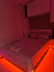 Un pat sau paturi într-o cameră la M Central Park +8 fotografii