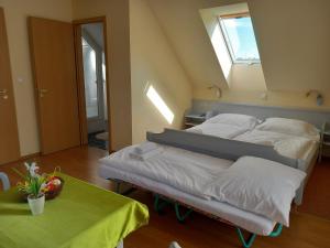 Postel nebo postele na pokoji v ubytování Főtér Panzió + 75 fotografií