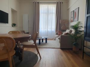 TV a/nebo společenská místnost v ubytování L'Alchimiste Centre d'Epernay