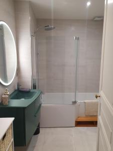 Koupelna v ubytování L'Alchimiste Centre d'Epernay + 11 fotografií