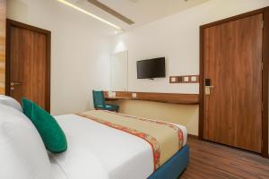 um quarto com uma cama e uma TV na parede em Hotel Comfort view em Amritsar mais 1 fotografia