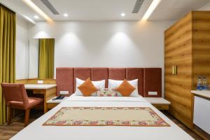 um quarto de hotel com uma cama e uma cadeira em Hotel Comfort view em Amritsar