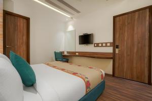 um quarto com uma cama e uma porta com uma televisão em Hotel Comfort view em Amritsar