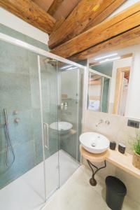 Koupelna v ubytování Corte Bonfiglio Colombari + 21 fotografií