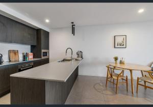 Kuchyň nebo kuchyňský kout v ubytování Avalon Maroochydore