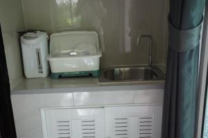 Una encimera de cocina con un fregadero y un fregadero. en Palm tree garden house NinemintoAonangbeach, en Ao Nam Mao