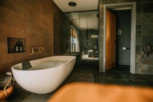 Koupelna v ubytování Stunning couples getaway - Outdoor cinema and fire + 24 fotografií