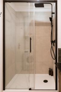 een douche met een glazen deur in een badkamer bij Charmant Duplex in Issoire +29 foto's