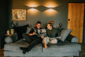 Posezení v ubytování Stunning couples getaway - Outdoor cinema and fire