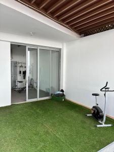 une pièce vide avec une salle de sport et de l'herbe verte dans l'établissement Theseus beach with sea and sunrise view, à Héraklion 2 autres photos