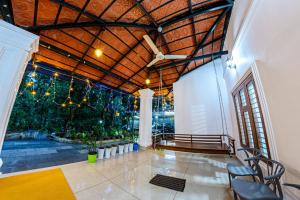 Kommerivintage inn的大型客房设有木制天花板和楼梯。