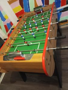 a snooker table in front of a colorful wall at logement entier a 15 mn d'Avignon, 10mn d'Orange deux chambres in Roquemaure